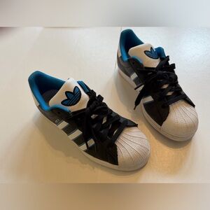 Men’s Sz 7 Adidas Superstar sneakers , women’s 8.5